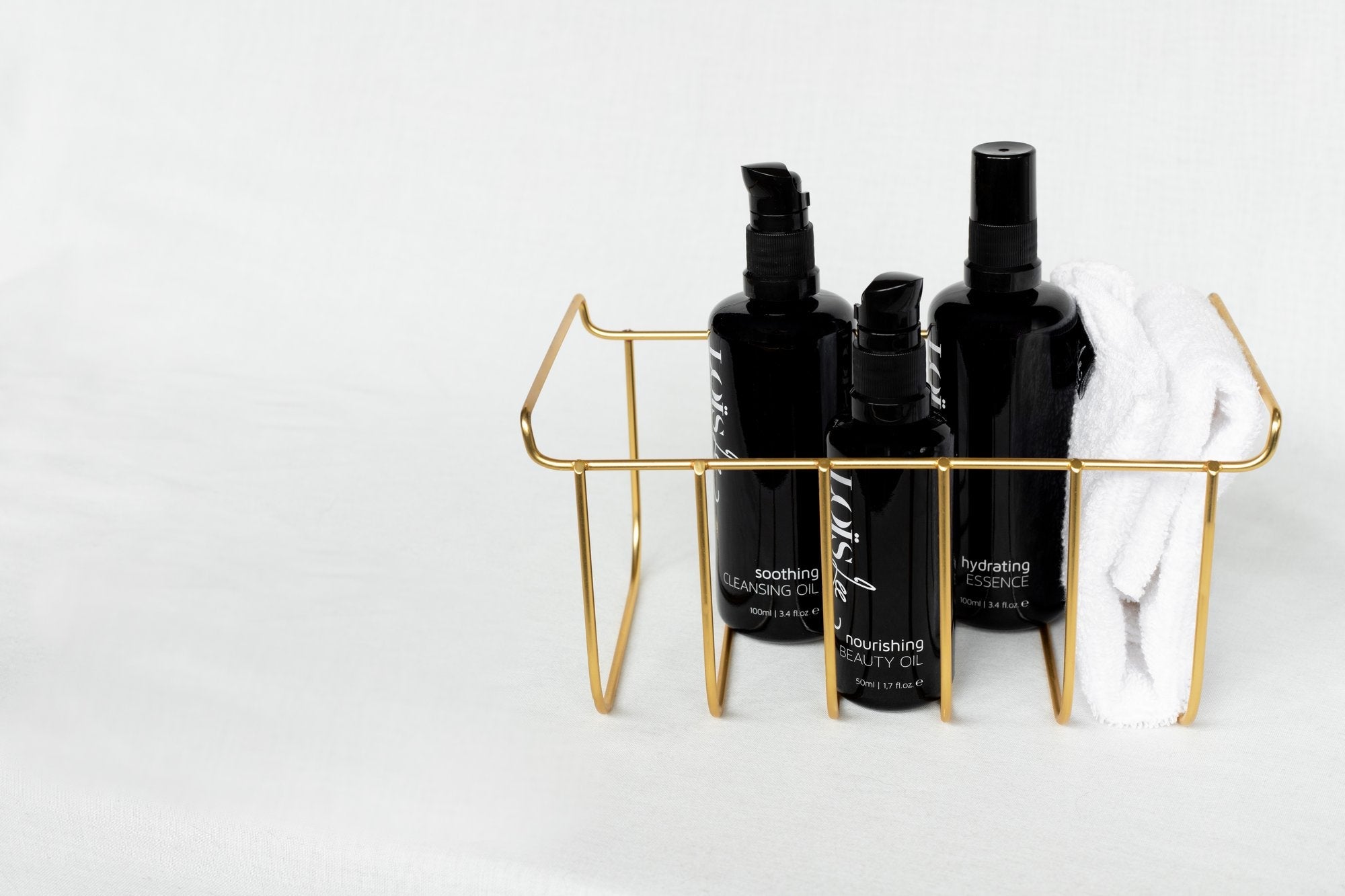 Loïs Lee The Basics — renseolie, Hydrating Essence og Beauty Oil i en messingkurv